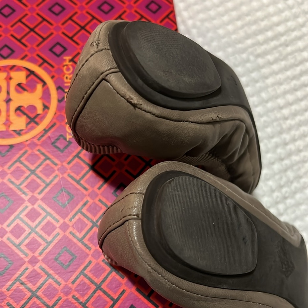 Tory Burch Gabby Ballet Isabel Flat London Gray Size 7 
Pre love, no box - Picture 6 of 6